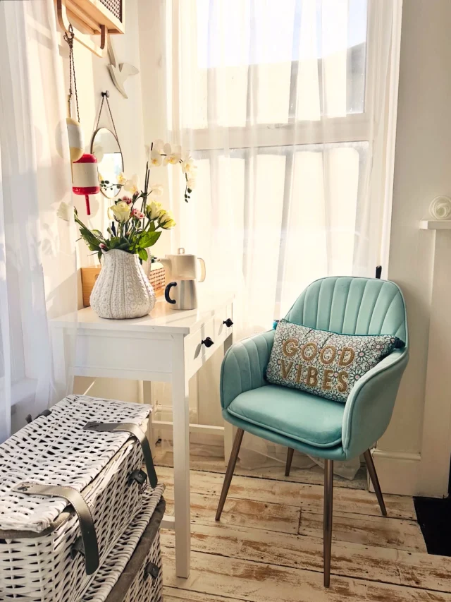 Oh wow!!! Something special happened today…early Spring sprung with a bang and gave us a taste of what’s to come. 
The sun was out, the sky was blue. 
Birds sang, the waves lapped onto the shoreline and it was warm. 
No seriously…it was a no coat, sun on your face type of warm! 
This afternoon, whilst the temperature dropped, the sun still blessed us with afternoon cosy corners of kissed sunlight. 

We love Spring here at Foreland Cottages and I think the people of Deal did too. Our meetings led us into Deal town and a trip to the shoreline simply had to be done. Strangers chatted to strangers, smiles were exchanged and you could visibly see the good vibes being shared. Love it! 

Now remember full Spring will be here before we know it, so this is your early reminder to not miss out on your slice of good vibes under the sunshine at the Kent coast. Our wonderful homes - just like this one - are waiting for you. 

📍 Seabreeze Cottage, Walmer, Deal
🛁 Boasting outside courtyard bath, private terrace and woodfire stove.
🌊 A skip to the beach 
🚲 A hope to bike hire
🐶 Paw friendly 
👤 Sleeps up to 4
🔗 Link to book in our bio or drop us a message

#sunshinevibes #coastalgetaway #springgetaway #ukstaycation #ukcottages